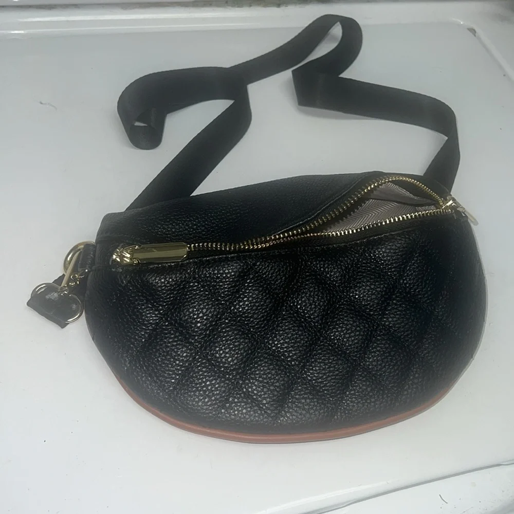 Like new quilted like Channel can be worn many ways - Picture 2 of 2